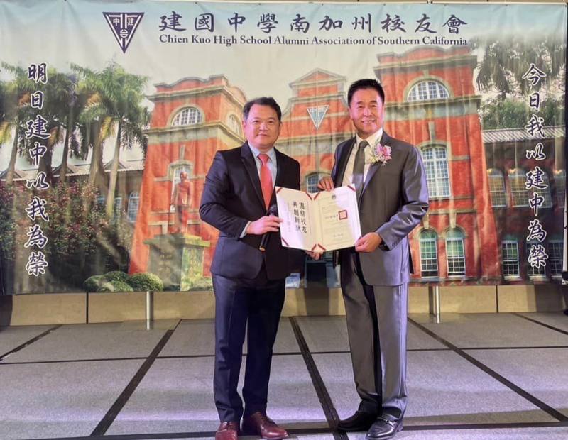 駐洛杉磯辦事處處長紀欽耀代表僑務委員會委員長徐佳青頒贈賀狀予建國中學南加州校友會會長張虎