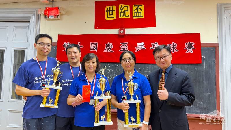 潘昭榮 (右起)頒發季軍獎給牛頓中文學校的盧子英、黄少君、萬勁、易智軍