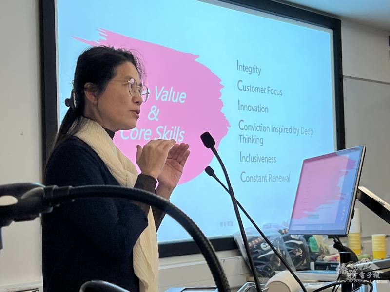 半導體業資深人資、聯發科外派英國的人力資源處處長徐慧純，就人才競爭力的核心能力培養提出寶貴建議。(劍橋臺灣人協會提供)