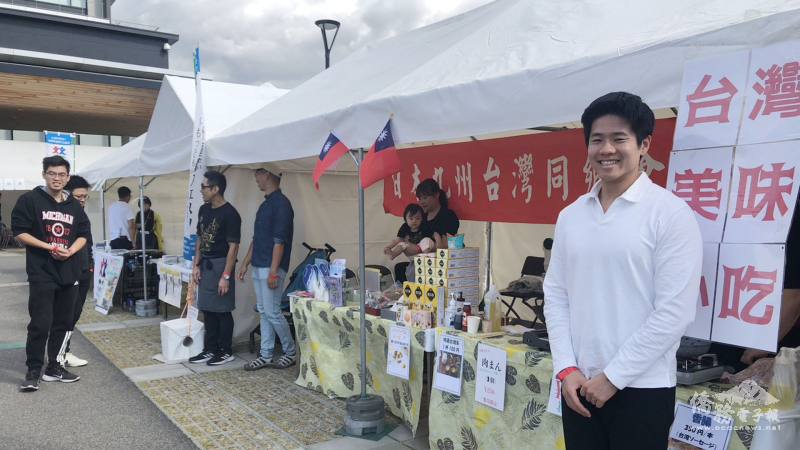 同鄉會理事余啟真現場推廣臺灣美食