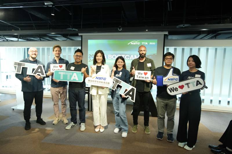 TTA攜手國際加速器500 Global舉辦CES Bootcamp，國科會產學處許增如處長(左4)與國際業師合影