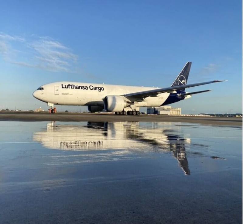 德國漢莎貨運航空11月起每週2班從德國復飛台灣，首班機2日清晨飛抵桃園國際機場。桃機公司指出，此為以德航名義飛航的定期航班，雖是貨運航班，也代表台德雙方愈趨緊密合作。（桃機公司提供）