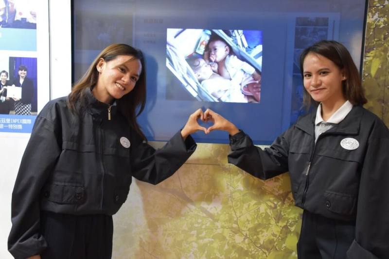 20年前曾跨海來台求醫的菲律賓連體嬰姐妹花今年以優異成績順利錄取慈濟科技大學首屆日間部四技護理外籍專班，兩人表示很感恩慈濟讓她們能有正常人的生活，從小就立志當護理師，要跟著慈濟到處義診，幫助需要的病患。（慈濟科大提供）