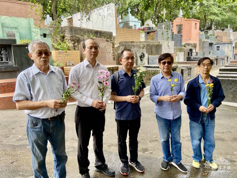 於另一馬利安娜墓園掃墓獻花，左起為伍炳輝、林盈升、尤正才、聖保羅中華會館常務理事謝瑞、理事易齊勇