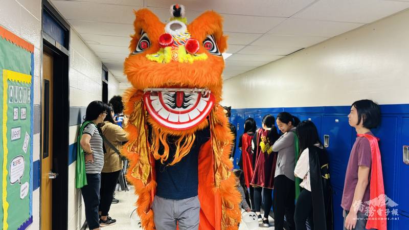 由新海中文學校舞獅隊帶領萬聖節遊行