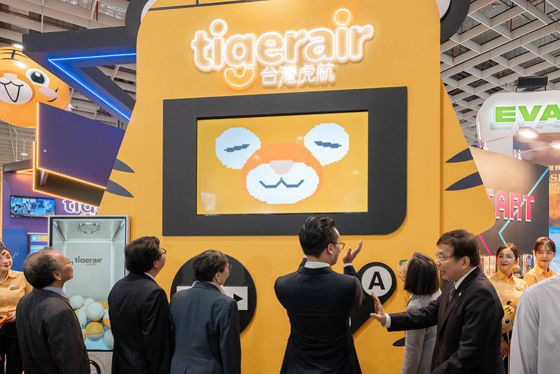 總統與現場貴賓一同參觀展區