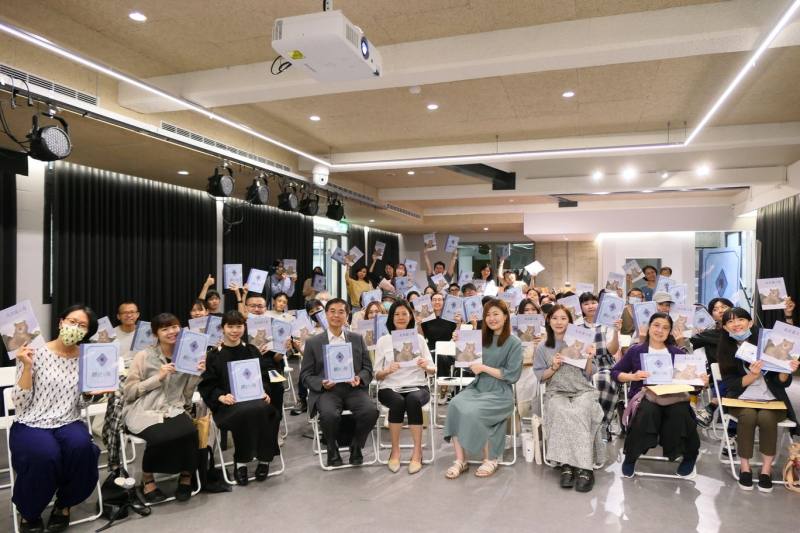 人權教育繪本《走出霧之森》、《翻頁之後》新書發表會大合影