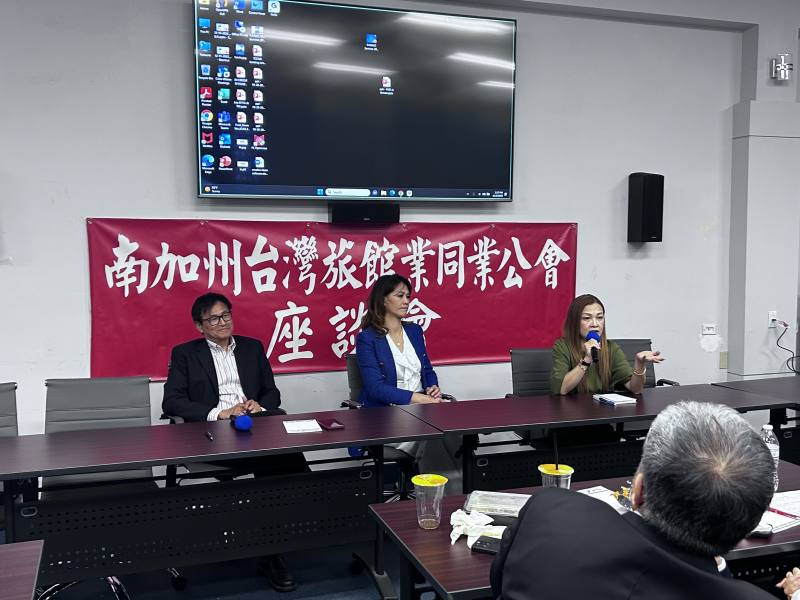 汪俊宇(左1)、張郁芬及華美銀行Nicole Lin(右1)三人共同與來賓就「如何應對風雨飄搖的市場:飯店、金融與保險」進行互動式討論