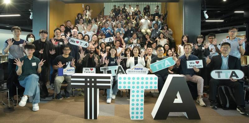 國科會TTA 7度率團赴美參加CES，國科會產學處許增如處長(第一排右4)期許團隊在展會期間滿載而歸