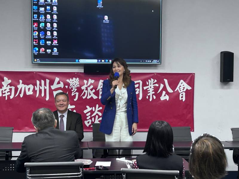 南加州臺灣業旅館同業公會舉行座談，會長張郁芬致詞