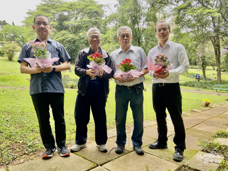 左起為聖保羅文教中心主任尤正才、聖保羅中華會館副理事長廖世秉及伍炳輝、駐聖保羅辦事處副組長林盈升一起在綠草如茵的和平墓園獻花緬懷先賢