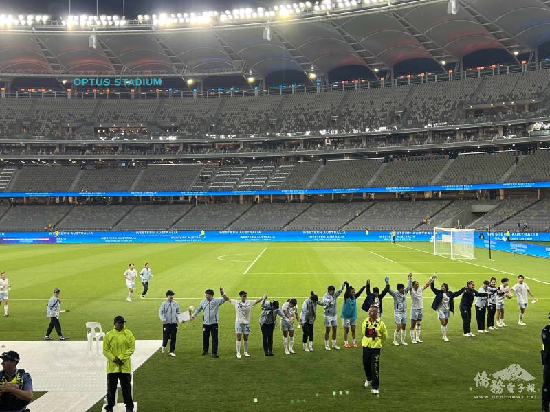 中華與伊朗賽後球員特向僑民致意