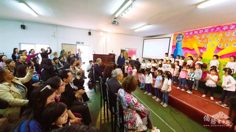 華興中文學校校慶中，各部學生表現令人感動，搏得現場觀眾的熱烈掌聲，圖中為幼兒部表演可愛律動唱跳