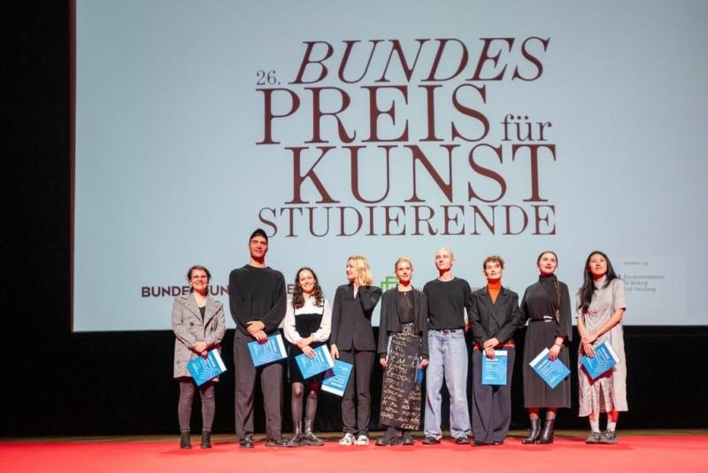 台灣藝術家蘇郁心（右1）獲頒第26屆德國聯邦藝術學生獎，成為首位獲得此獎的台灣人。（德國聯邦藝術展覽廳提供）