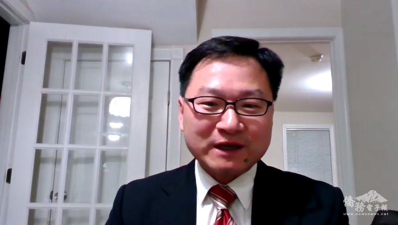 波士頓僑教中心主任潘昭榮宣傳i僑卡