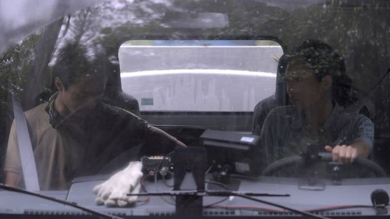 蘇郁心的錄像作品「特殊水，複數」，透過女性水車司機的視角，探討台灣半導體業和地方用水的衝突。（蘇郁心和Alexander Levy提供）