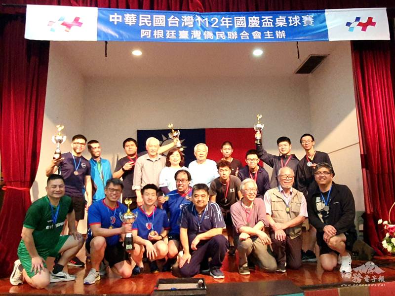 阿根廷中華民國臺灣112年國慶盃桌球賽，獲獎單打選手及團體在頒獎典禮上開心合照