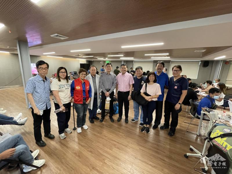 謝銘洲（右5）與莊曉宏（左5）、蔡宗俊（左1）、蔡懷強（右2）、陳慧靜（右3）等人合影