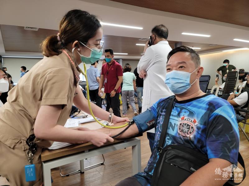 醫護人員為打火兄弟量血壓及面談