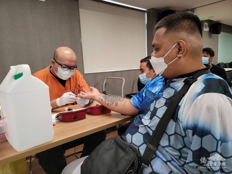 醫檢師為打火兄弟測血色素