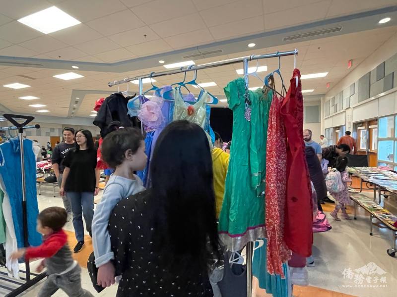 小朋友們高興地挑選二手物品