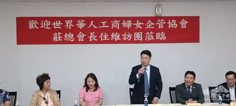 駐胡志明市辦事處處長韓國耀致詞(立者)