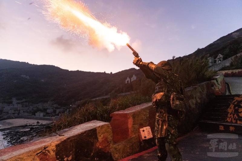 模擬不明船團接近，官兵發射信號彈告警。