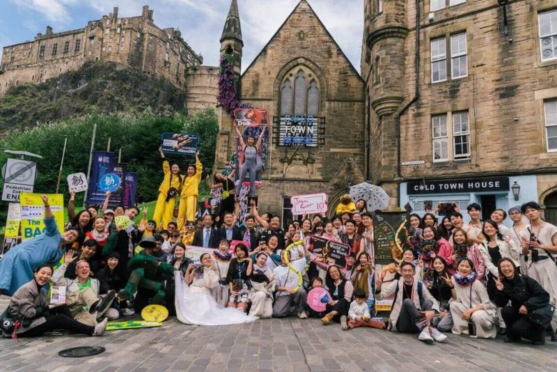 文化部今年持續徵選表演團隊，將代表台灣參與2024年法國外亞維儂藝術節以及英國愛丁堡藝穗節台灣季活動，預計各選出3至4團前往參加。圖為2023年英國愛丁堡藝穗節台灣代表團隊踩街合影。（文化部提供）