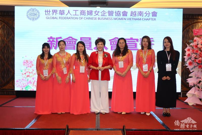 第一副總會長林淑敏監誓人帶領新會員宣示頒發新會員聘書