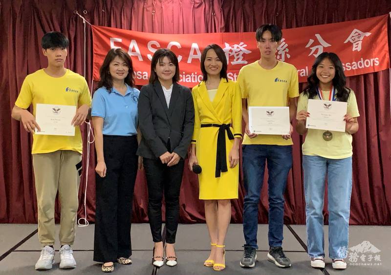 FASCA橙縣分會美國總統志工銀獎及銅獎獲獎青年文化大使合影。右三至右五為僑務委員張珮鑾、橙僑中心主任蕭蓓如、諮詢導師廖美惠