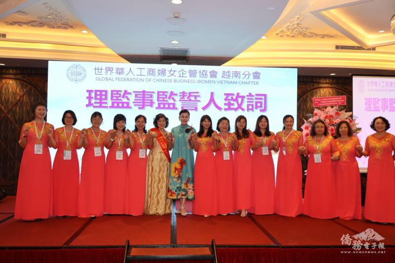 世華名譽總會長陳阡蕙擔任監誓人，帶領第八屆理監事就職並頒發第八屆理監事聘書