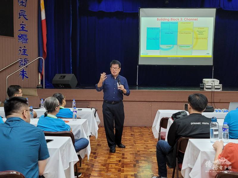 吳約世亞向與會人士講解商業渠道