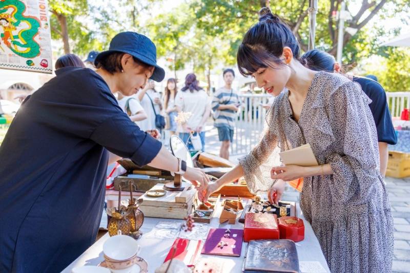 文青氣質女星連俞涵也特地前來參與柳川日和舊書市集，現場買了不少喜愛的書籍與小物。