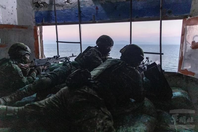 馬防部北高守備大隊雲臺操演，官兵於據點內實施班、排用機槍射擊。