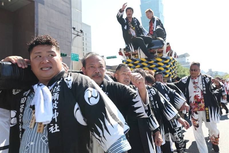 Mikoshi Mamori members man a palanquin in the hot Taipei heat in front of the Taipei City Hall Sunday.