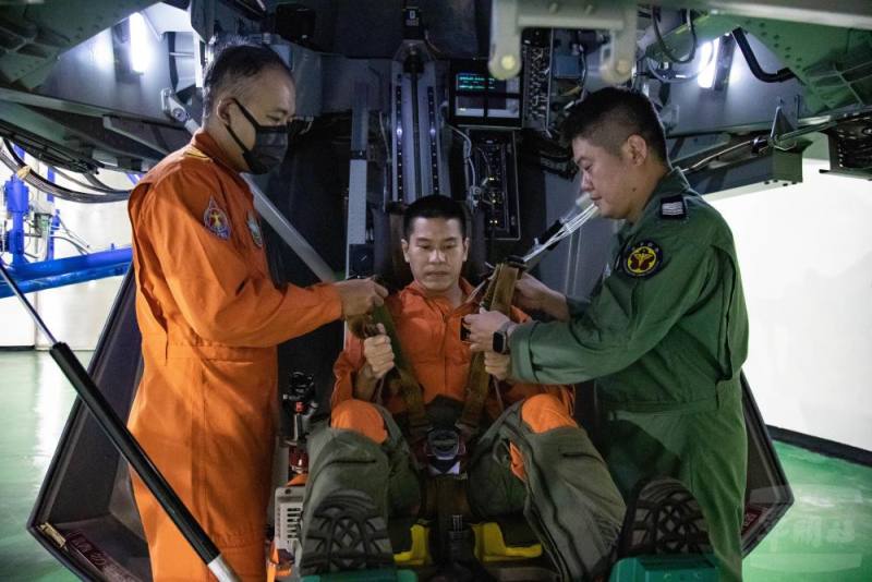 學員執行離心機訓練，了解Ｇ力對身體的影響。