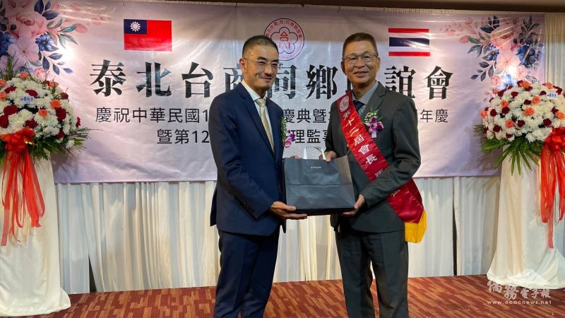 徐蔚民頒贈急難救助感謝狀予卸任會長張文杰