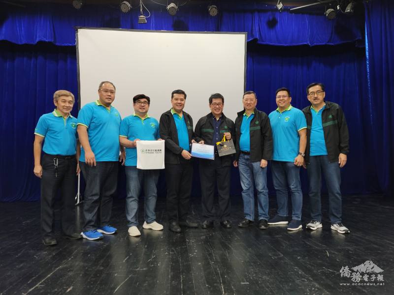 謝銘洲（左4）等人頒發感謝狀及贈送紀念品予主講人吳約世亞（右4）