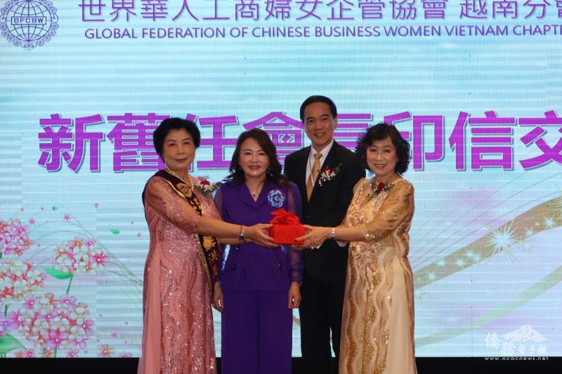 莊住維主持印信交接，駐胡志明市辦事處副處長曾曉峰(右2)見證新任會長周淑蘭授職
