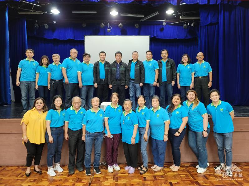 吳約世亞（後排右6）與謝銘洲（後排左6）、吳治平（後排右3）、施炳川（後排左3）、陳柏材（後排右5）等團務理事合影