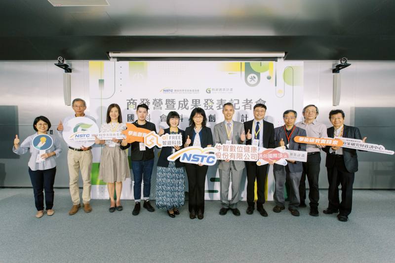 記者會合影，左起為國科會產學處曲明玉科長、台大陳炳輝教授、國科會產學處許增如處長、成大林彥呈團隊(智遊科技)張虔祥技術長、智遊科技施姬妃營運長、國科會陳儀莊副主委、台大林廖偉智團隊(仲智科技)廖偉智教授、台大王偉仲教授、台大莊裕澤教授、國研院何建明顧問、國研院林博文副院長