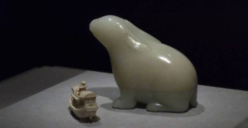 故宮南院人氣國寶展7日起以「擬真物象」為主題，展玉兔盒、雕象牙人物樓船，其中雕象牙人物樓船長、高僅數公分卻有4層，由小塊象牙磋製黏合而成。