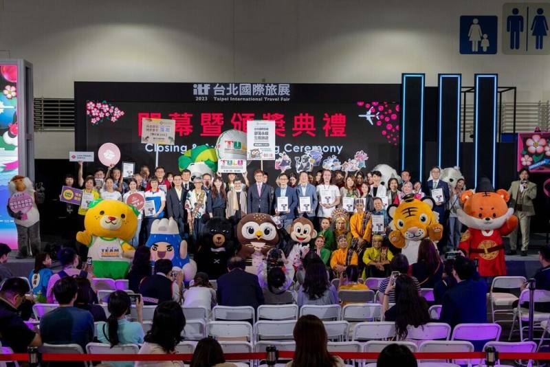 2023 ITF台北國際旅展6日下午圓滿落幕，主辦單位台灣觀光協會在閉幕式中頒發今年旅展最佳表演獎、最佳創意獎、最佳人氣獎、最佳永續獎及最佳展館獎。（台灣觀光協會提供）