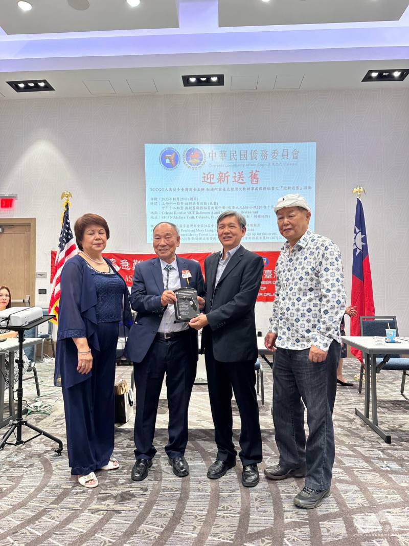僑務諮詢委員楊喬生、僑務顧問廖唯志致贈紀念品給新任僑務秘書（大奧蘭多臺灣商會）