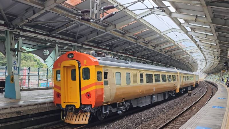 交通部台灣鐵路管理局7日表示，慶祝與日本信濃鐵道田中站締結姊妹站5週年，出動2組EMU100型自強號，其中一組回復英國原廠塗裝，12日將從彰化站開到田中站展示。