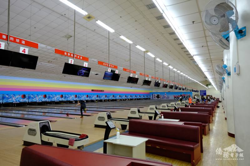 明新科大校內公共設施豐富，除學生餐廳、運動場外，還設有保齡球館供教學及娛樂使用