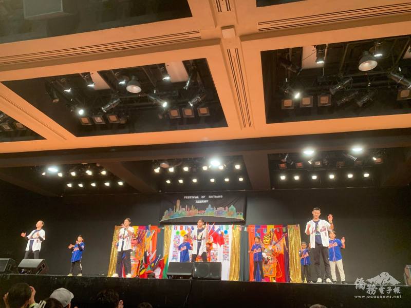 鄉親身穿球衣大跳流行舞曲