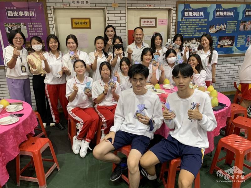 明新科大為了讓學生及早適應，會在節日活動時拜訪產攜專班技高端的學子（明新科大外籍暨僑生輔導中心提供）