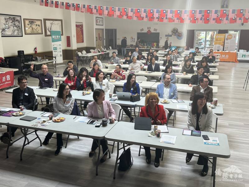 工商研習會會員專心認真上課