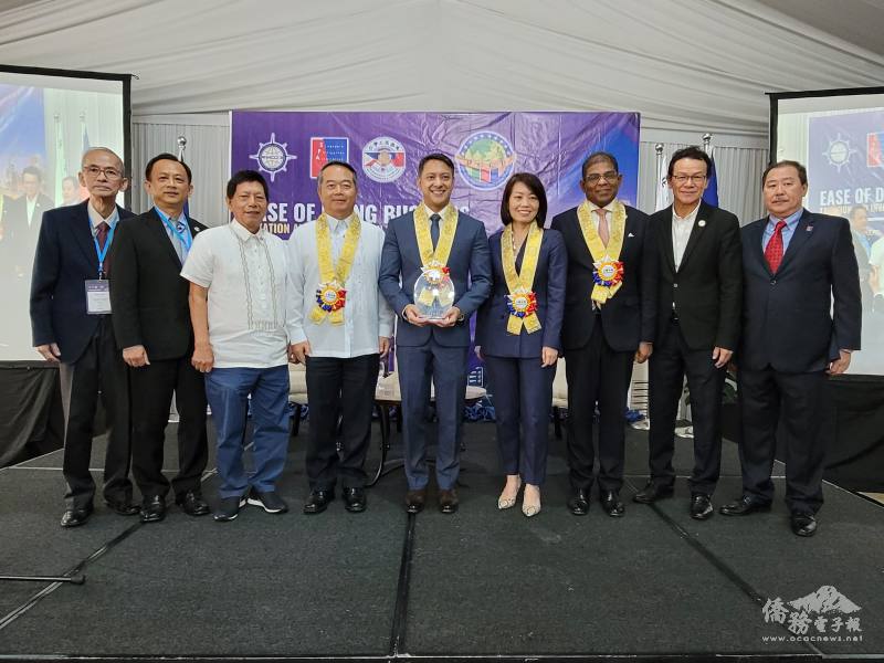 Romeo Lumague Jr.（中）與周民淦（左4）、Constance See（右4）、Abdul Malik Melvin Castelino（右3）、簡宇立（左3）、林家丞（左2）、楊鴻裕（左1）等人合影